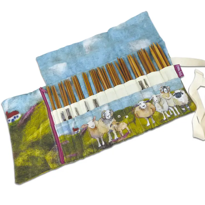 estuche agujas ovejas fondo azul emma ball