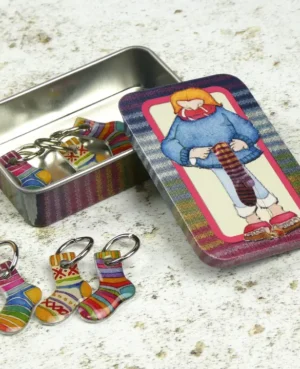 cajita mujer tejiendo calcetines con marcadores calcetines punto emma ball